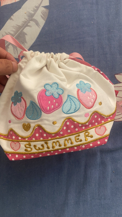 刺绣款草莓束口包全新