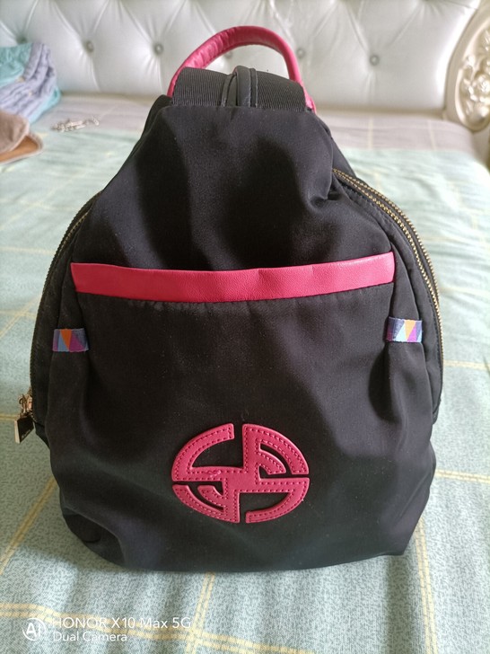 双肩包，买来160块，质量非常好，很轻，适...
