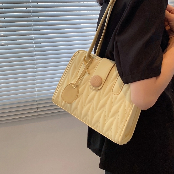 背了一个星期左右，通勤比较合适，容量大，里...