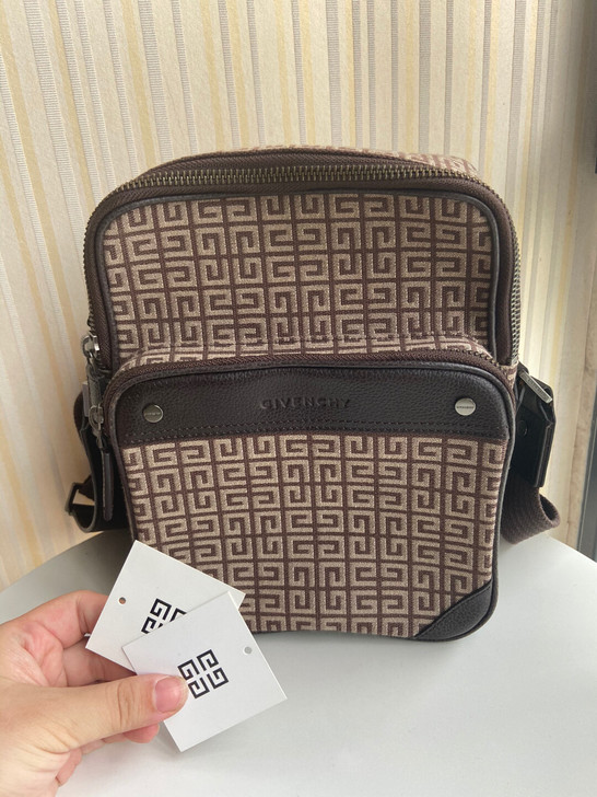 Givenchy纪梵希多层斜挎包，带原标牌...