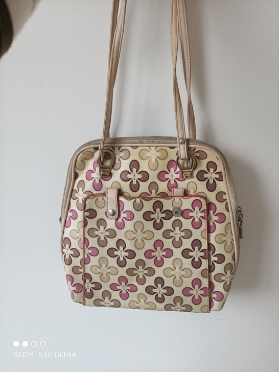 大女人的包包,300多入手,带子有点卡皮,...