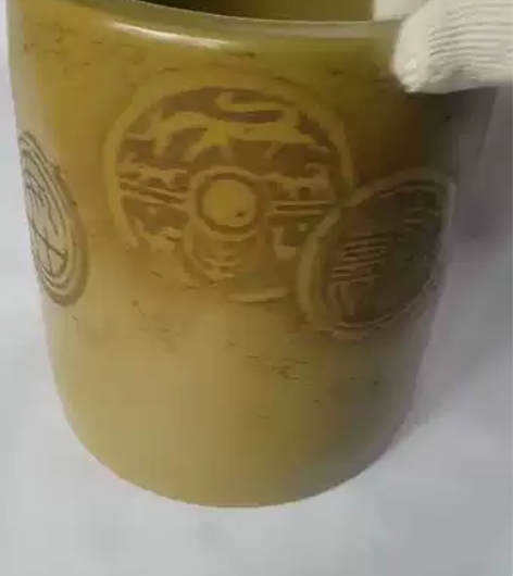 黄秞文字笔筒品相好如图所示，无线无碰瓷，高...