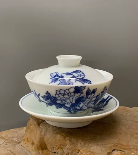 《牡丹国色》釉下彩纯手绘青花牡丹老盖碗，潮...