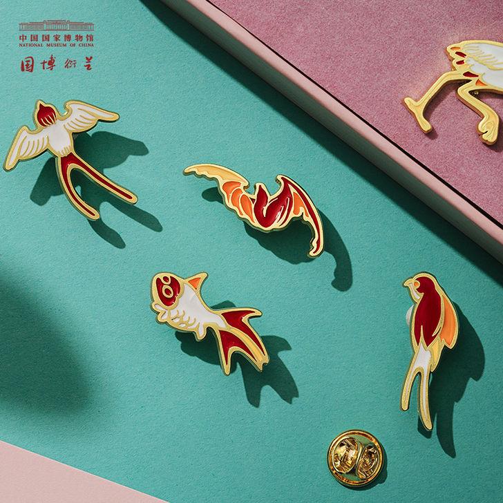 中国国家博物馆彩瓷徽章套装金属胸针领口包包...