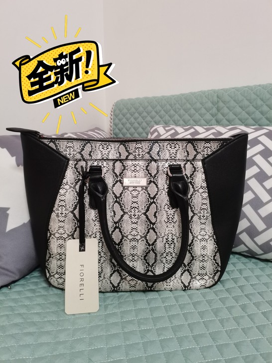 全新吊牌在TIORELLO蛇纹拼接拼色手提...