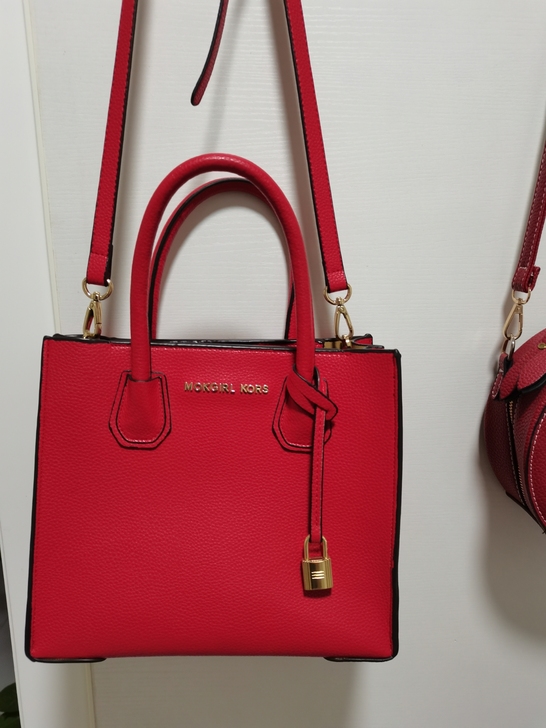 几乎全新，包面未磨损，底部金属有轻微瑕疵，...