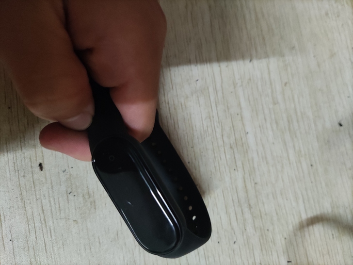 小米手环5 刚买不到1个月 屏幕有划痕如图...