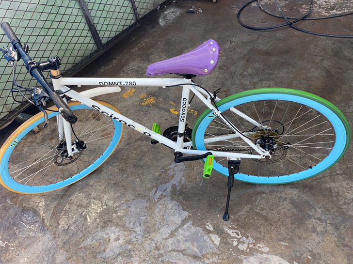 死飞可以变速，前刹车后刹车都是手控，闲置