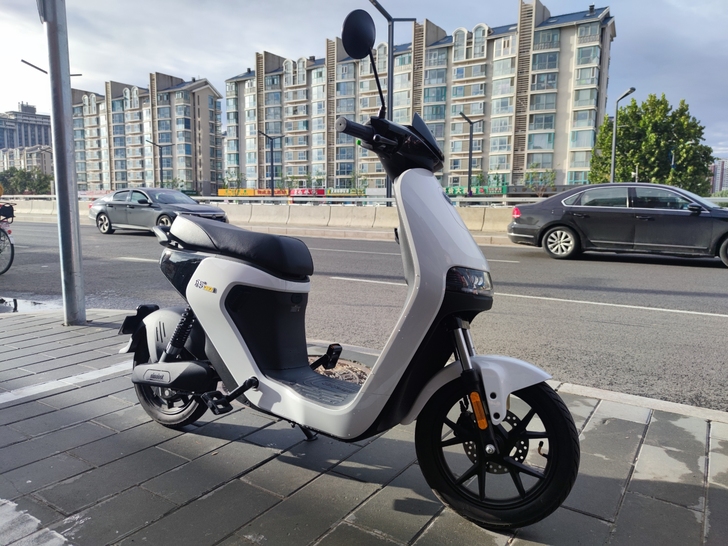 全新九号电动C90，白色，280公里带大座...