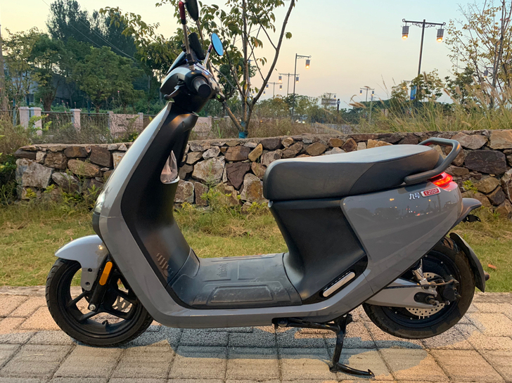 九号 E125 电动车 银色