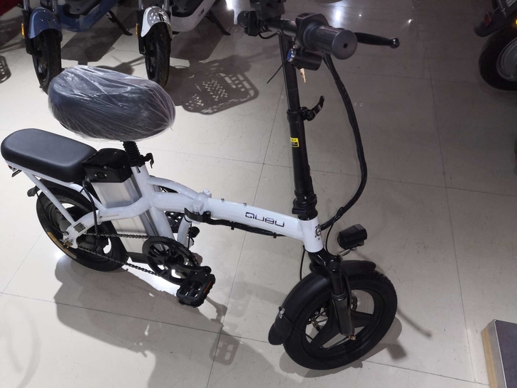 仓库搬迁,品牌代驾车锂电折叠车赔钱出售,全...