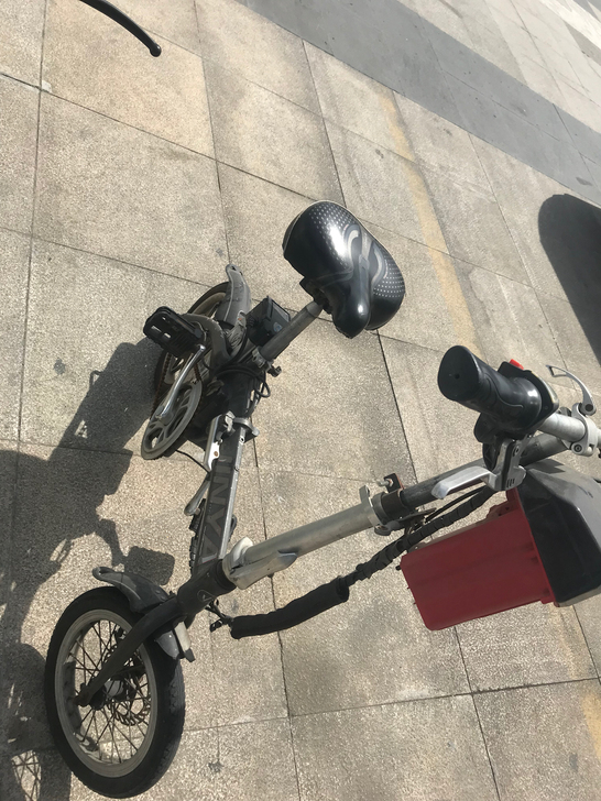 出一辆金雅代驾电动自行车，折叠不太灵了，只...
