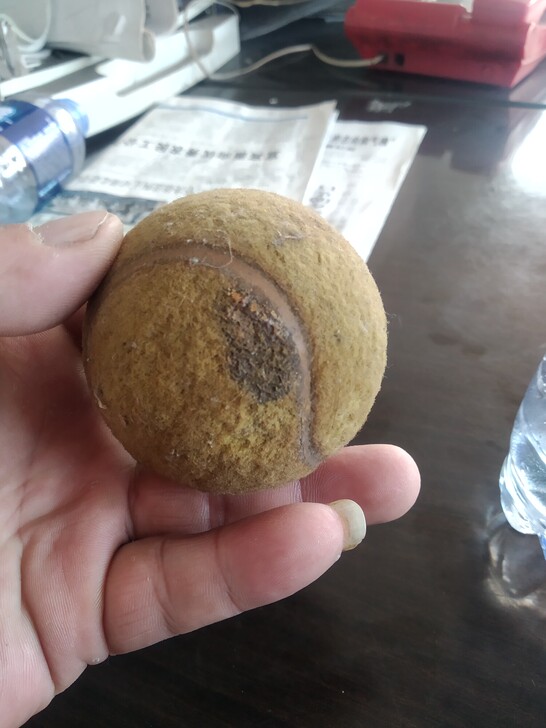 老胶皮垒球，有裂