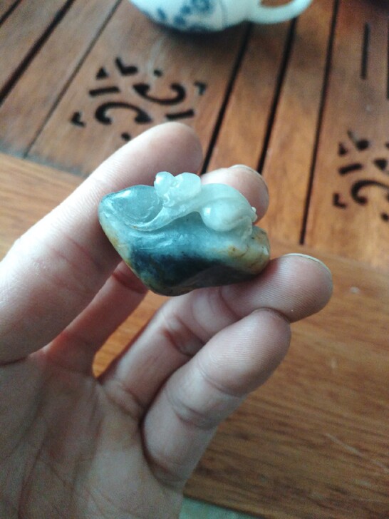 和田青花籽料雕刻的小灵猴！