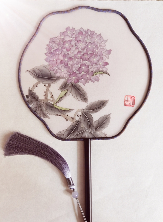 手绘真丝古风宫扇，无尽夏绣球。本人擅长工笔...