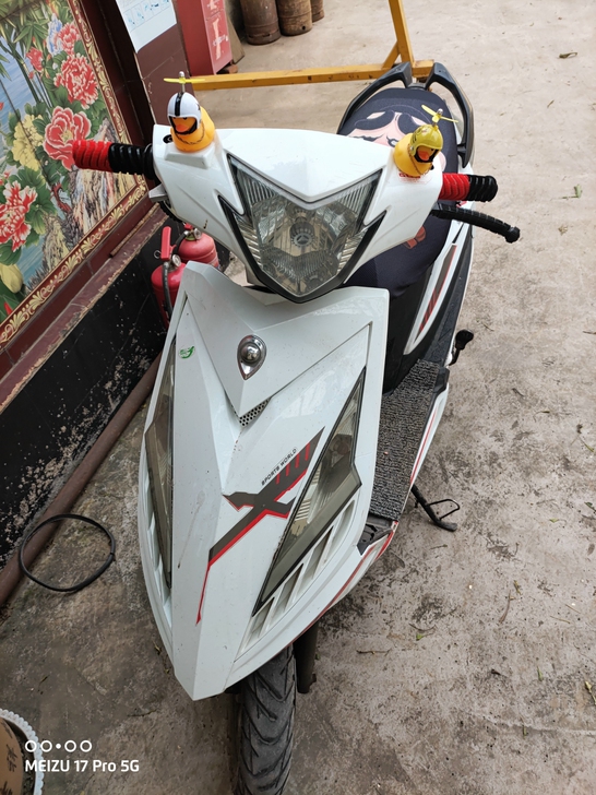 宝雕125踏板摩托车。五千公里。