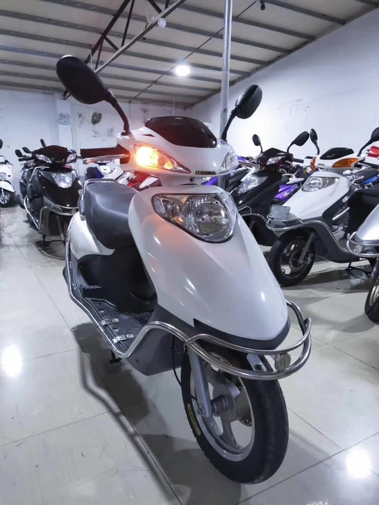 五羊本田新款三代小公主100cc 二手踏板...
