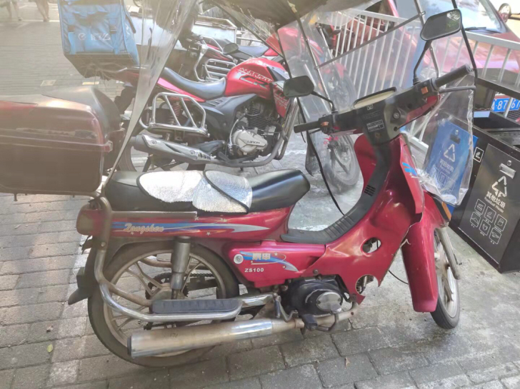 出自用摩托车。上下代步安逸得很。省油也省心...
