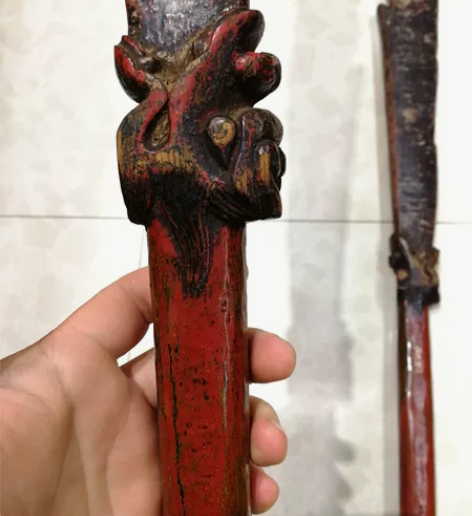 清代木雕大漆关刀。长151.5厘米、140...