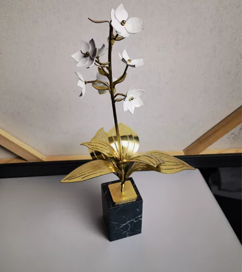 要搬家了,这个金属花摆件处理了,实心大理石...