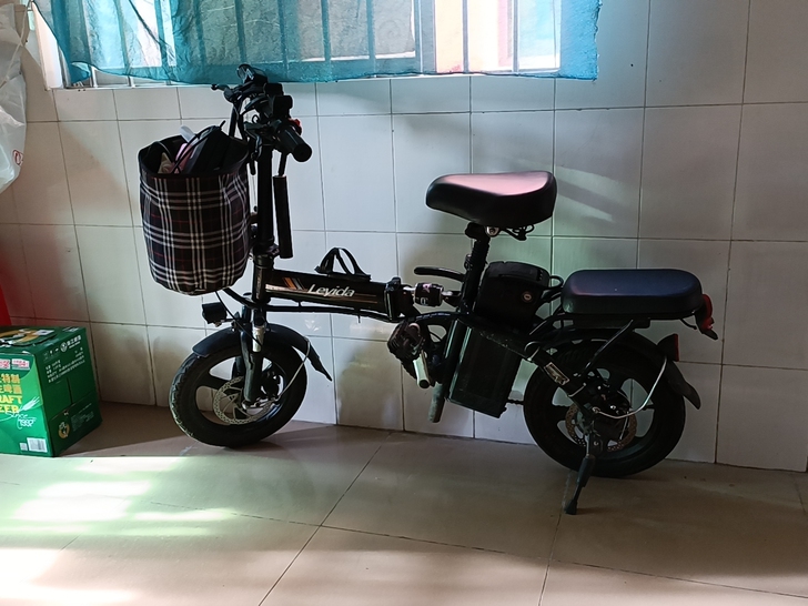 使用感受 ：本人上下班自用充一次电可以跑一...