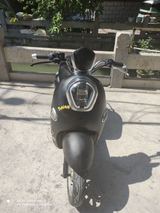 5个大电池动力强,led大灯非常亮。前后轮...