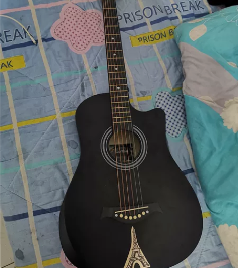 吉他低价出，九成新，可小刀。顺丰包邮 感兴...