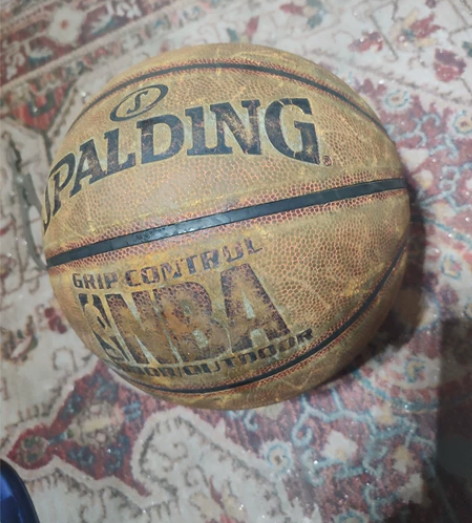 斯伯丁篮球。7号。周长是78。重量是0.6...