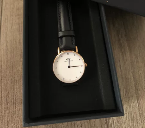 结婚买钻戒送的DW手表，不爱带手表，一次没...