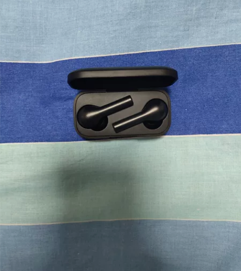 两个耳机，一个是qcy T5，右耳机正常，...