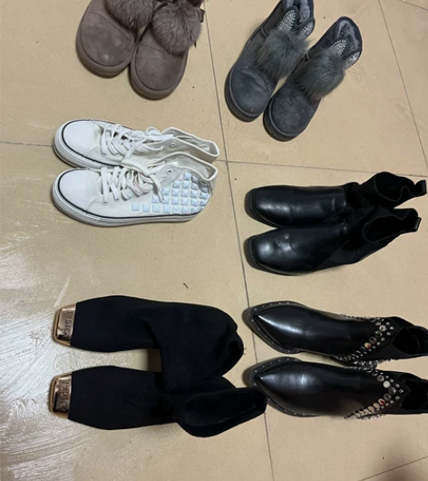 全新的鞋子，秋冬裸靴刚好穿，帆布鞋也是全新...