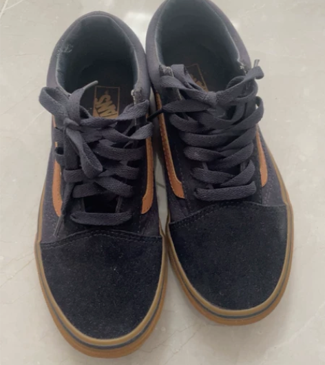 全新vans鞋子,美国买回来的,孩子上脚穿...