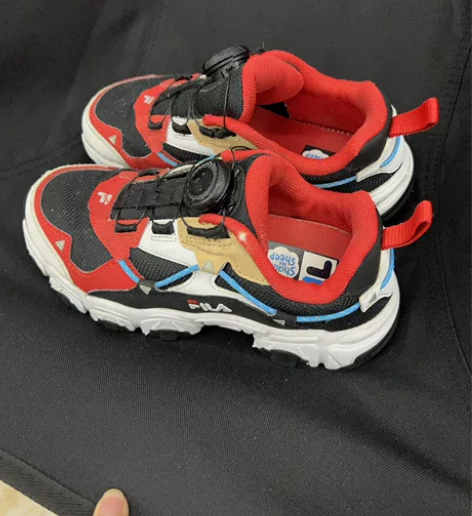 斐乐男童跑步运动鞋33码，售出不退换 感兴...