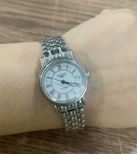 浪琴女士手表，款式经典，百搭，轻微使用痕迹...