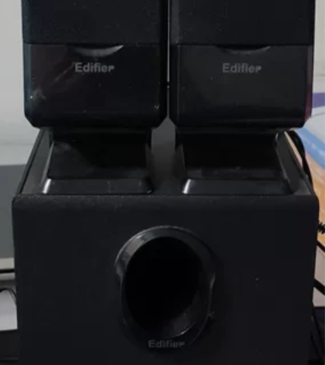 漫步者音响。低音澎湃，高音不破，效果非常棒...