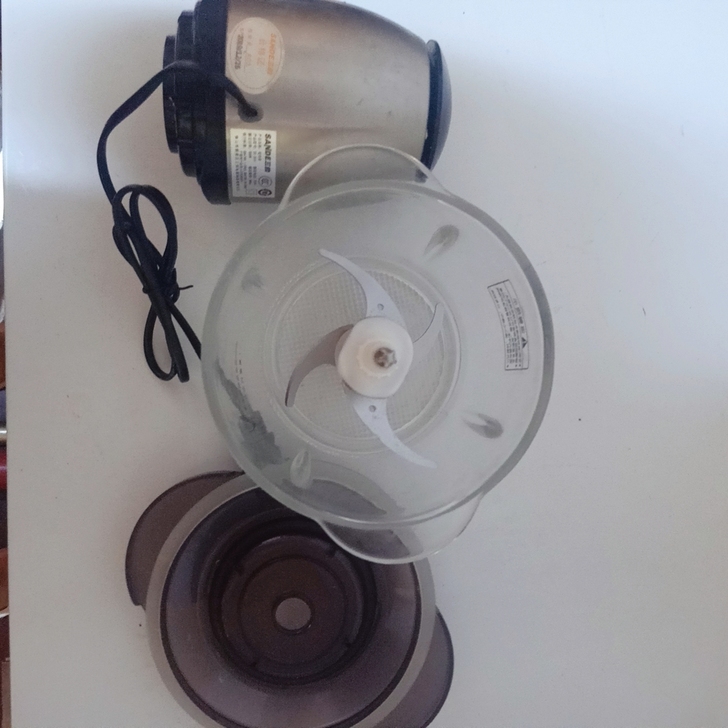 电动的绞肉机器 ，运费自行承担