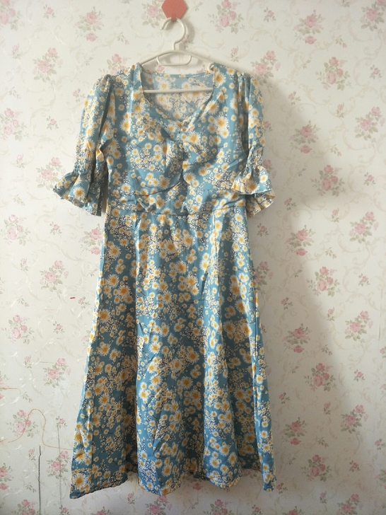 全新连衣裙，花色很漂亮。我妹的，我两衣服太...