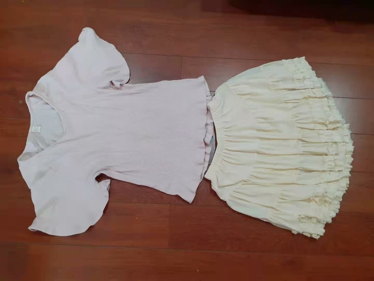两件女装短袖和裙子打包13元包邮。