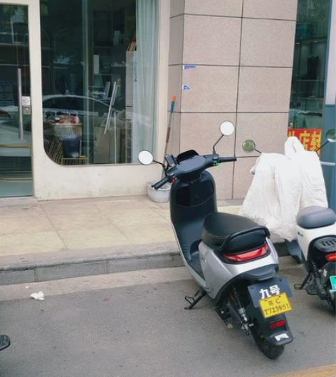 九号n80c 车身有点划痕 手续齐全app...