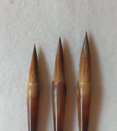 弹性适中比纯羊毛硬，比弹性强的弱，书法画画...