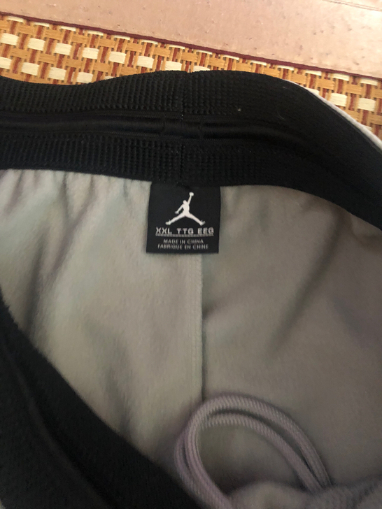 浅灰色Jordan内加绒裤子。裤口窄脚型。