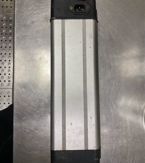 60V12A锂电池,满电可以跑40公里左右...