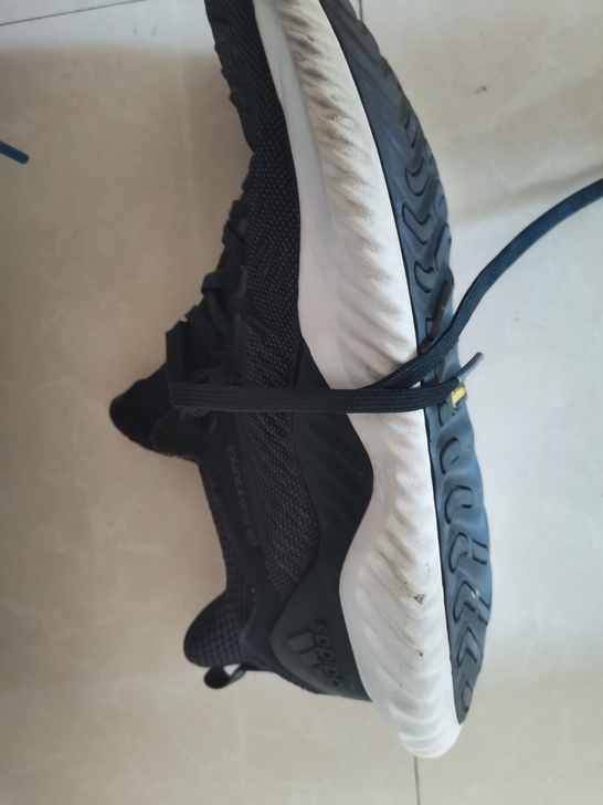 Adidas运动鞋，右脚鞋头，有磕到一点，...