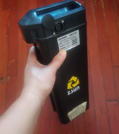 出售电瓶一块，还有充电器，有需要的私聊，，...