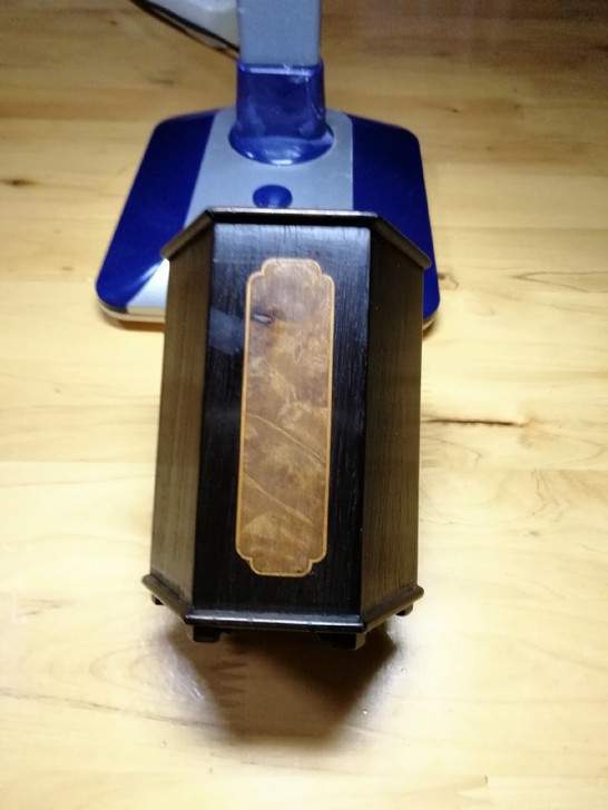 紫檀嵌瘿木六角型笔筒。高11厘米，直径7....