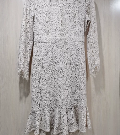 商场购入，穿过两次吧，没有任何破损或勾线，...