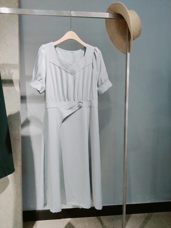 桃心领连衣裙  浅蓝的色度很干净   领口...