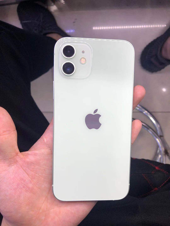 自己用的苹果12。内存64g 绿色 橙色9...