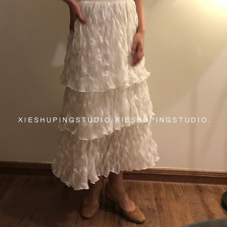 斜束满满白色百褶蛋糕裙瓶