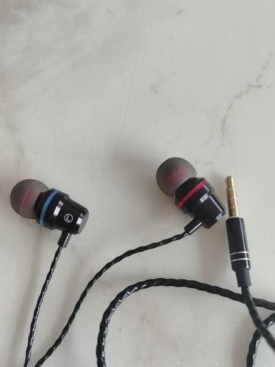 立体声腔环绕耳机实拍图